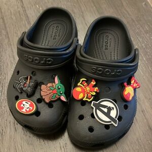 Boys 10c black crocs with charms
